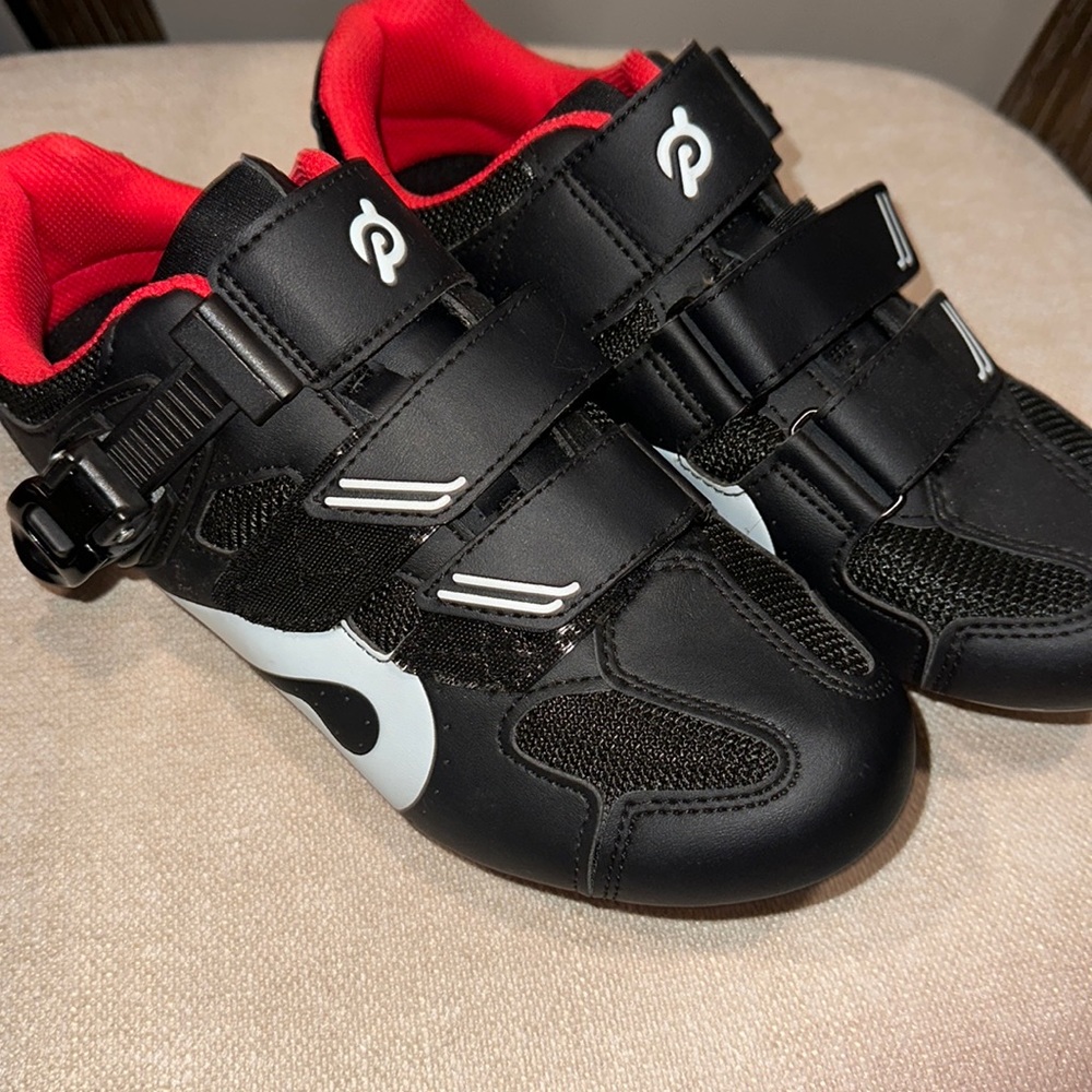 Peloton spin shoes. Size 40. Buckle and Velcro straps all work well.